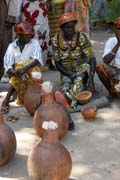 Prodej m�stn�ho alkohoholu je d�le�itou sou��st� trhu. Trh ve vesnici Tourou v poho�� Mandara. Kamerun.