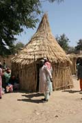 Kryt� prodejna a n�levna alkoholu. Trh ve vesnici Tourou v poho�� Mandara. Kamerun.