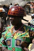 �ena ve vesnici Tourou v poho�� Mandara. M�stn�m zvykem t�to vesnice jsou �epice z d�ev�n�ch kalaba�� (druh tykve), kter� �eny nos� na hlav�ch. Kamerun.