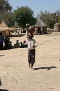 Dal�� demi��n alhoholu je dopravov�n na trh. Trh ve vesnici Tourou v poho�� Mandara. Kamerun.