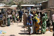 Trh ve vesnici Tourou v poho�� Mandara. Kamerun.