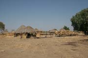 Mal� vesnice za br�nou N�rodn�ho parku Waza sm�rem do vesnice Maga. Kamerun.
