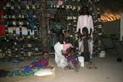 V domorod�m dom�. Oblast N�rodn�ho parku Waza. Kamerun.