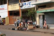 Ulice v hlavn�m m�st� Yaounde. Kamerun.