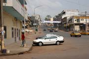 Ulice v hlavn�m m�st� Yaounde. Kamerun.