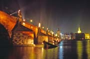 Jednor�zov� nasv�cen� Karl�v most b�hem tzv. Orange day, Praha. �esk� republika.