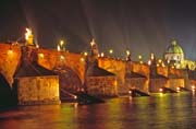 Jednor�zov� nasv�cen� Karl�v most b�hem tzv. Orange day, Praha. �esk� republika.