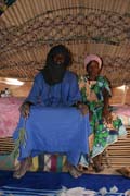 Novoman�el� ve sv�m dom�. Oblast poho�� Air. Niger.