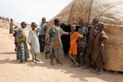 Zv�dav� d�ti p�ed domem novoman�el�. Oblast poho�� Air. Niger.