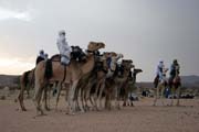 P��prava na tradi�n� velbloud� z�vody na tuare�sk� svatb�. Oblasti poho�� Air. Niger.