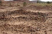 Zbytky b�val�ch vesnic a pal�c� v oblasti naz�van� Asaude. Pou�� Sahara. Niger.