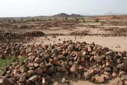 Zbytky b�val�ch vesnic a pal�c� v oblasti naz�van� Asaude. Pou�� Sahara. Niger.