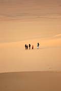 Arrakau - p�se�n�mi dunami p�ich�z� rodina nom�du. Pou�� Sahara. Niger.