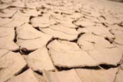 Horko a vyschl� rozpraskan� zem�. Pou�� Sahara. Niger.