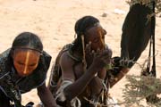Mu�i z ko�ovn�ho etnika Wodaab� (naz�v�ni t� Bororo) se l��� na tanec Yaake. Slavnost Cure Sal�e (L��ba sol�) ve m�ste�ku In-Gall. Niger.