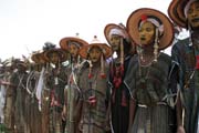 Mu�i z ko�ovn�ho etnika Wodaab� (naz�v�ni t� Bororo) p�ed tancem Yaake. Slavnost Cure Sal�e (L��ba sol�) ve m�ste�ku In-Gall. Niger.
