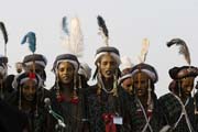 Mu�i z ko�ovn�ho etnika Wodaab� (naz�v�ni t� Bororo) tan�� sv�j tanec kr�sy naz�van� Yaake. Slavnost Cure Sal�e (L��ba sol�) ve m�ste�ku In-Gall. Niger.