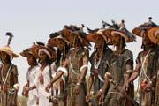 Mu�i z ko�ovn�ho etnika Wodaab� (naz�v�ni t� Bororo) tan�� sv�j tanec kr�sy naz�van� Yaake na sv� slavnosti Gerewol. Niger.