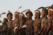 Mu�i z ko�ovn�ho etnika Wodaab� (naz�v�ni t� Bororo) tan�� sv�j tanec kr�sy naz�van� Yaake na sv� slavnosti Gerewol. Niger.