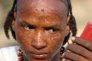 Mu� z ko�ovn�ho etnika Wodaab� (naz�v�ni t� Bororo) se l��� na tanec Yaake. Slavnost Gerewol. Niger.
