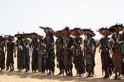 Mu�i z ko�ovn�ho etnika Wodaab� (naz�v�ni t� Bororo) tan�� sv�j tanec kr�sy naz�van� Yaake na sv� slavnosti Gerewol. Niger.