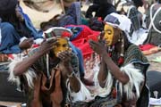 Mu�i z ko�ovn�ho etnika Wodaab� (naz�v�ni t� Bororo) se l��� na tanec Yaake. Slavnost Gerewol. Niger.