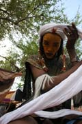 Mu� z ko�ovn�ho etnika Wodaab� (naz�v�ni t� Bororo) se p�ipravuje na tanec Yaake. Slavnost Gerewol. Niger.