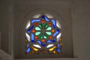 Zn�m� 'kamenn� pal�c' Dar al-Hajar ve Wadi (�dol�) Dhahr a barevn� prosklen� okno. Jemen.