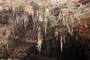 Mal� jeskyn� na ji�n�m pob�e�� ostrova Socotra (Suqutra). Jemen.