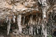 Mal� jeskyn� na ji�n�m pob�e�� ostrova Socotra (Suqutra). Jemen.