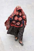 �ena v tradi�n�m oble�en� na ulici v hlavn�m m�sta Sana. Jemen.
