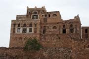Typick� architektura horsk�ch vesnic. Horsk� pevnost Kawkaban postaven� na ho�e Jebel Kawkaban ve v��ce 2800 metr�. Jemen.