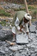 Kamen�k ve vesnici Shibam-Kawkaban. Jemen.