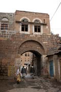 Br�na ve vesnici Shibam-Kawkaban. D�l cesta prudce stoup� a vede do vesnice Kawkabam na vrchol hory Jebel-Kawkaban. P�ev��en� je p�ibli�n� 500 metr�. Jemen.
