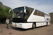 D�lkov� autobus spole�nosti Yemitco. Skv�ly servis. Jemen.