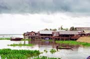 Okraje jezera Tonl� Sap ve m�st� Kompong Chhnang. Kambod�a.