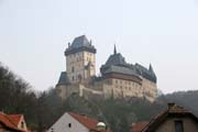 Hrad Karl�tejn. Pohled z vesnice Karl�tejn. �esk� republika.
