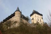 Hrad Karl�tejn. Gotick� hrad zalo�en� v roce 1348 Karlem IV. jako m�sto pro ulo�en� kr�lovsk�ch poklad�, sb�rek svat�ch relikvi� a ��sk�ch korunova�n�ch klenot�. �esk� republika.
