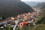 Hrad Karl�tejn. Gotick� hrad zalo�en� v roce 1348 Karlem IV. jako m�sto pro ulo�en� kr�lovsk�ch poklad�, sb�rek svat�ch relikvi� a ��sk�ch korunova�n�ch klenot�. �esk� republika.