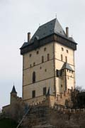 Hrad Karl�tejn. Gotick� hrad zalo�en� v roce 1348 Karlem IV. jako m�sto pro ulo�en� kr�lovsk�ch poklad�, sb�rek svat�ch relikvi� a ��sk�ch korunova�n�ch klenot�. �esk� republika.