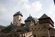 Hrad Karl�tejn. Gotick� hrad zalo�en� v roce 1348 Karlem IV. jako m�sto pro ulo�en� kr�lovsk�ch poklad�, sb�rek svat�ch relikvi� a ��sk�ch korunova�n�ch klenot�. �esk� republika.