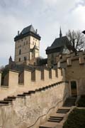 Hrad Karl�tejn. Gotick� hrad zalo�en� v roce 1348 Karlem IV. jako m�sto pro ulo�en� kr�lovsk�ch poklad�, sb�rek svat�ch relikvi� a ��sk�ch korunova�n�ch klenot�. �esk� republika.