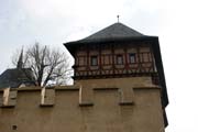 Hrad Karl�tejn. Gotick� hrad zalo�en� v roce 1348 Karlem IV. jako m�sto pro ulo�en� kr�lovsk�ch poklad�, sb�rek svat�ch relikvi� a ��sk�ch korunova�n�ch klenot�. �esk� republika.