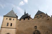 Hrad Karl�tejn. Gotick� hrad zalo�en� v roce 1348 Karlem IV. jako m�sto pro ulo�en� kr�lovsk�ch poklad�, sb�rek svat�ch relikvi� a ��sk�ch korunova�n�ch klenot�. �esk� republika.