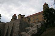Bratislavsk� Hrad, postaven v 13. stolet�, je mohutn� obd�ln�kov� stavba se �ty�mi rohov�mi v�emi. Hrad se nach�z� nad Dunajem na vrcholku sk�ly Mal� Karpaty v centru Bratislavy. Slovensko.