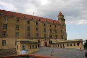 Bratislavsk� Hrad, postaven v 13. stolet�, je mohutn� obd�ln�kov� stavba se �ty�mi rohov�mi v�emi. Hrad se nach�z� nad Dunajem na vrcholku sk�ly Mal� Karpaty v centru Bratislavy. Slovensko.