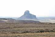 �ern� pyramida v okol� Dashuru. Egypt.