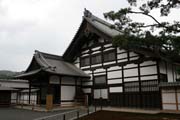 Chr�m Kinkaku-ji (naz�van� t� Chr�m Zlat�ho pavilovu) pat�� mezi zen buddhistick� chr�my, Kj�to. Japonsko.
