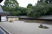 Zn�m� karesansui kamenn� zahrada uvnit� Ryoan-ji chr�mu. Zahrada vznikla v pozdn�m 15. stolet�. Kj�to. Japonsko.