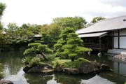 Zahrada Koko-en ve m�st� Himeji. P�kn� p��klad typick� japonsk� zahrady. Japonsko.